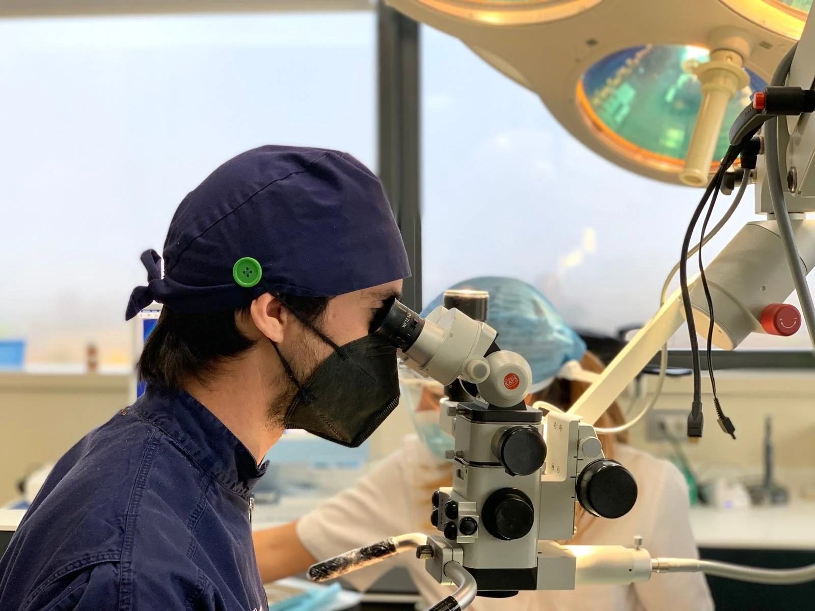 Il Dott. Filippo Castano al microscopio operatorio durante una seduta odontoiatrica